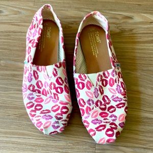 TOMS Lipstick Print Canvas Shoe